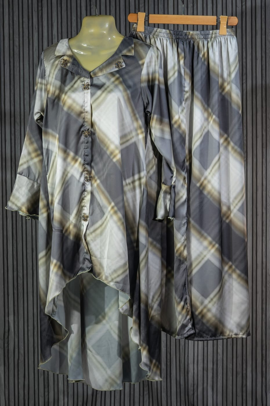 Chic Gray and White Plaid Tunic and Pants Set with Modern Design